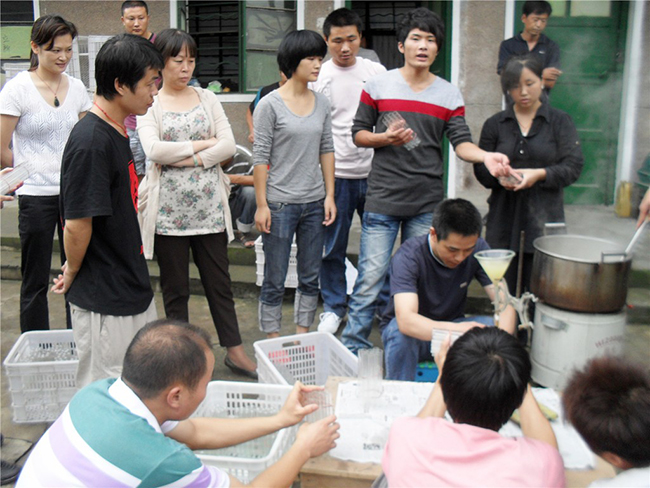 2010年9月中旬部分学员在现场制作一级种培养基