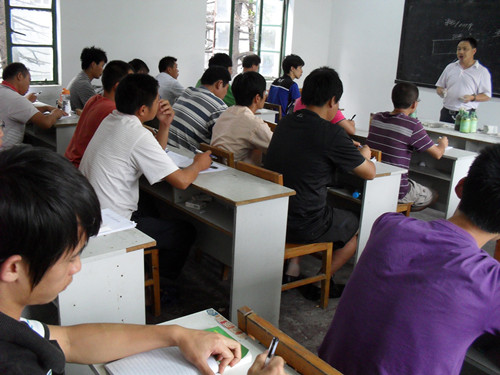 2011年7月中旬合肥立新食用菌培训学校部分学员在合肥立新食用菌培训学校教室认真听课
