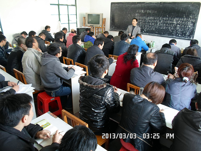 2013年3月上旬合肥立新食用菌培训学校学员在合肥立新食用菌培训学校教授听老师讲食用菌——平菇生料、熟料栽培技术