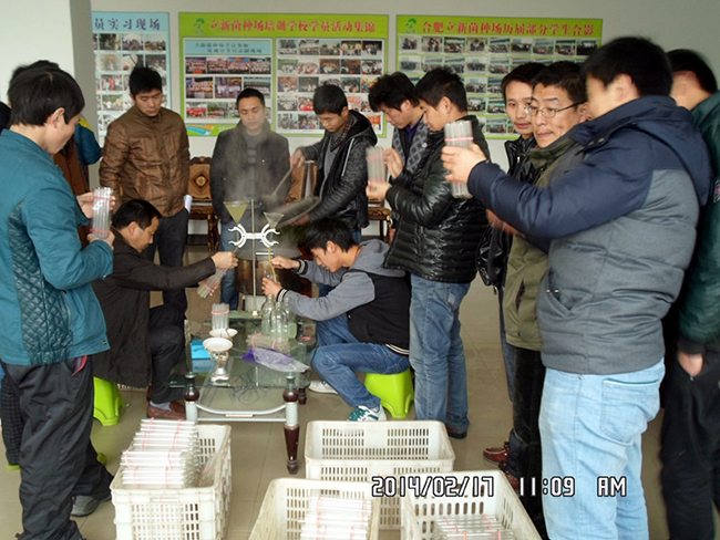 2014年2月17日合肥立新菌种场培训学校学员在合肥立新菌种场培训学校现场实习食用菌菌种制作技术—— 液体菌种以及 一级母种培养基