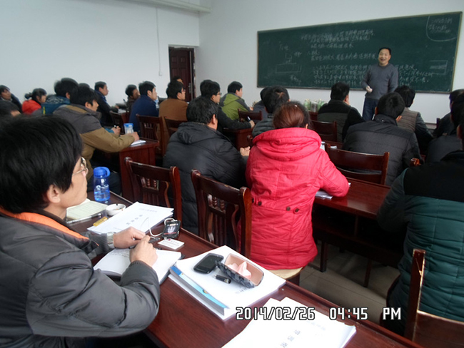 2014年2月26日合肥立新食用菌培训学校学员在合肥立新食用菌培训学校听老师讲食用菌栽培技术——平菇生料、熟料栽培技术