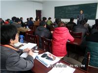 2014年2月26日合肥立新食用菌培训学校学员在合肥立新食用菌培训学校听老师讲食用菌栽培技术——平菇生料、熟料栽培技术