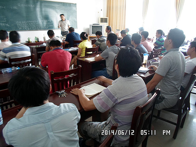 2014年6月12日合肥立新食用菌培训基地学员在合肥立新食用菌培训学校教室听老师讲食用菌栽培技术——双孢蘑菇、草菇、鸡腿菇，大球盖菇，竹荪等草腐性菌类的栽培技术及管理深加工方法