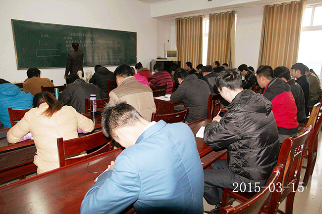 2015年3月15日合肥庐阳区食用菌协会学员在合肥立新食用菌培训学校教室听老师讲食用菌栽培技术——北虫草、金针菇,杏鲍菇，茶树菇，白灵菇等混合性菌类的栽培技术及管理深加工方法