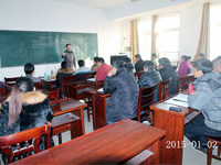 2015年元月2日合肥庐阳区食用菌协会学员在合肥立新食用菌培训学校教室听老师讲食用菌栽培技术——香菇，木耳，灵芝，灰树花，猴头等木质素菌类的栽培技术及管理深加工方法