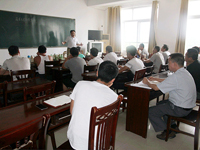 2015年7月21日合肥市庐阳区食用菌协会学员在合肥立新菌种场培训学校教室听老师讲食用菌菌种制作技术——食用菌固体一、二、三级菌种以及液体菌种的制作方法及保存管理