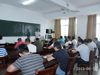 2015年6月27日合肥市庐阳区食用菌协会学员在合肥立新食用菌培训学校教室听老师讲食用菌栽培技术——食用菌不同菌类的生长所需条件及病虫害防治措施