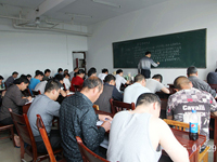 2015年4月29日合肥庐阳区食用菌协会教授学员在合肥立新菌种场培训学校听老师讲草菇，蘑菇，鸡腿菇，大球盖菇，竹荪，松茸等草腐性菌类栽培技术及生料大床栽培技术