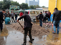 2015年3月10日合肥庐阳区食用菌协会学员在合肥立新菌种场培训基地实践食用菌栽培技术——生产拌料