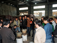 2015年03月27日合肥庐阳区食用菌协会学员在合肥立新菌种场培训学校现场实习食用菌菌种制作技术—— 液体菌种以及 一级母种培养基
