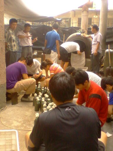 2011年7月上旬合肥立新食用菌培训学校部分学员在合肥立新食用菌生产基地现场进行双孢蘑菇原种制作及上锅灭菌