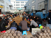 2014年11月21日合肥庐阳区食用菌协会学员在合肥立新菌种场培训基地实践食用菌栽培技术——食用菌生产制袋