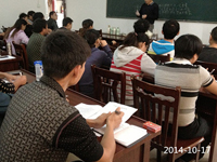 2014年10月17日合肥庐阳区食用菌协会学员在合肥立新食用菌培训学校教室听老师讲食用菌栽培技术——香菇，木耳，灵芝，灰树花，猴头等木质素菌类的栽培技术及管理深加工方法