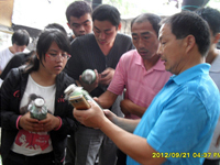 2012年9月中下旬合肥市庐阳区食用菌协会学员在合肥立新食用菌培训学校听沈老师讲食用菌过程中各种病虫害杂菌的辨认及预防措施。