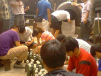2011年7月上旬合肥市庐阳区食用菌协会学员在合肥立新食用菌生产基地现场进行双孢蘑菇原种制作及上锅灭菌