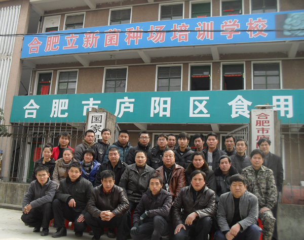 2011年2月下旬部分学员在学校留影2
