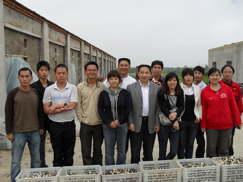 2011年5月下旬合肥立新食用菌种培训学校学员在立新食用菌草菇基地留影