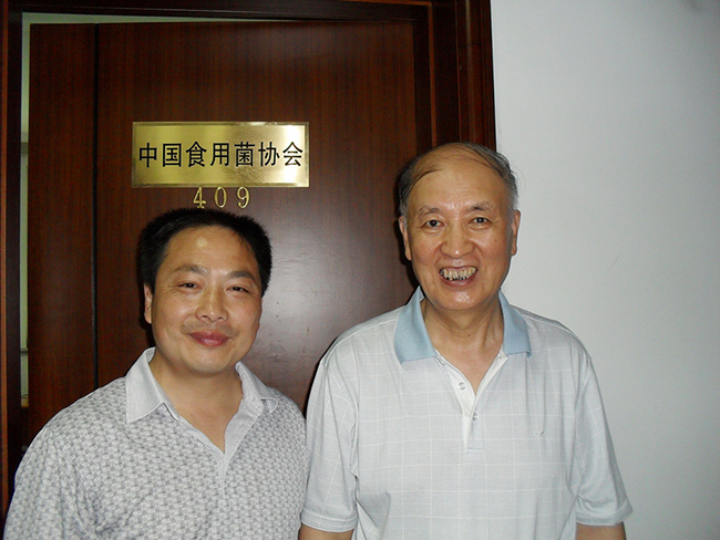 2011年7月8日合肥市庐阳区食用菌协会沈思和会长与中国食用菌协会李尚元副会长在北京合影留恋