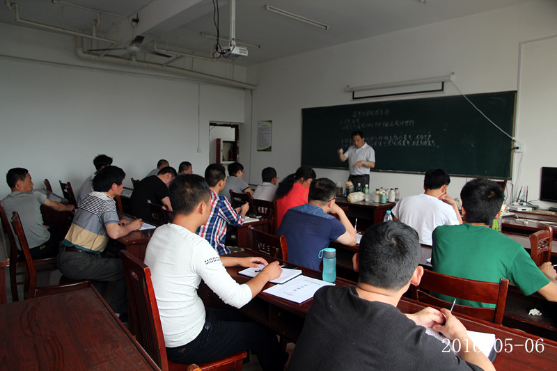 合肥立新菌种场培训基地学员在教室接受理论教学6