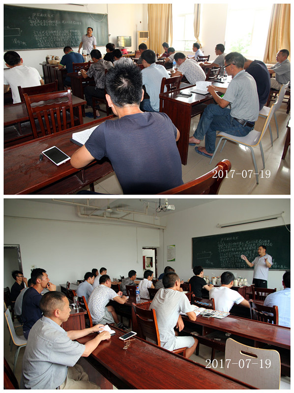 合肥市庐阳区食用菌协会学员在教室学习科普知识